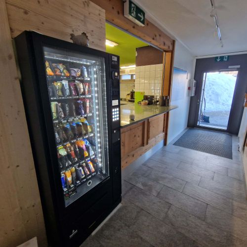 Eingang mit Snackautomat